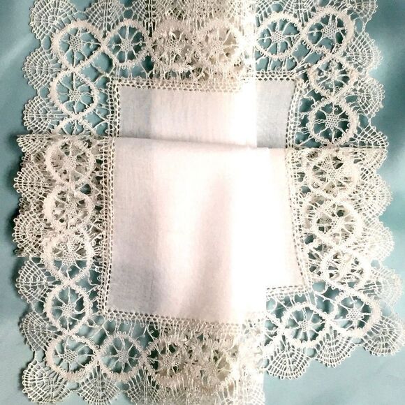 BRIDAL WEDDING SHOWER ANTIQUE NEW OLD STOCK HAND MADE BRUGES LACE HANKIE - Picture 3 of 8
